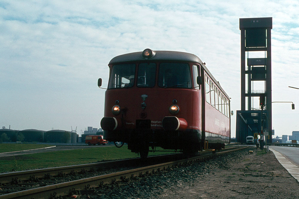 https://www.eisenbahnfotograf.de/datei/Mai 1981/920231 HB VT4.42 Kattwyk 4.5.81.jpg